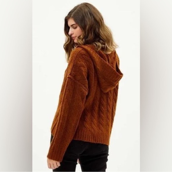 American Eagle Tan Cable Knit Sweater - Picture 1 of 7